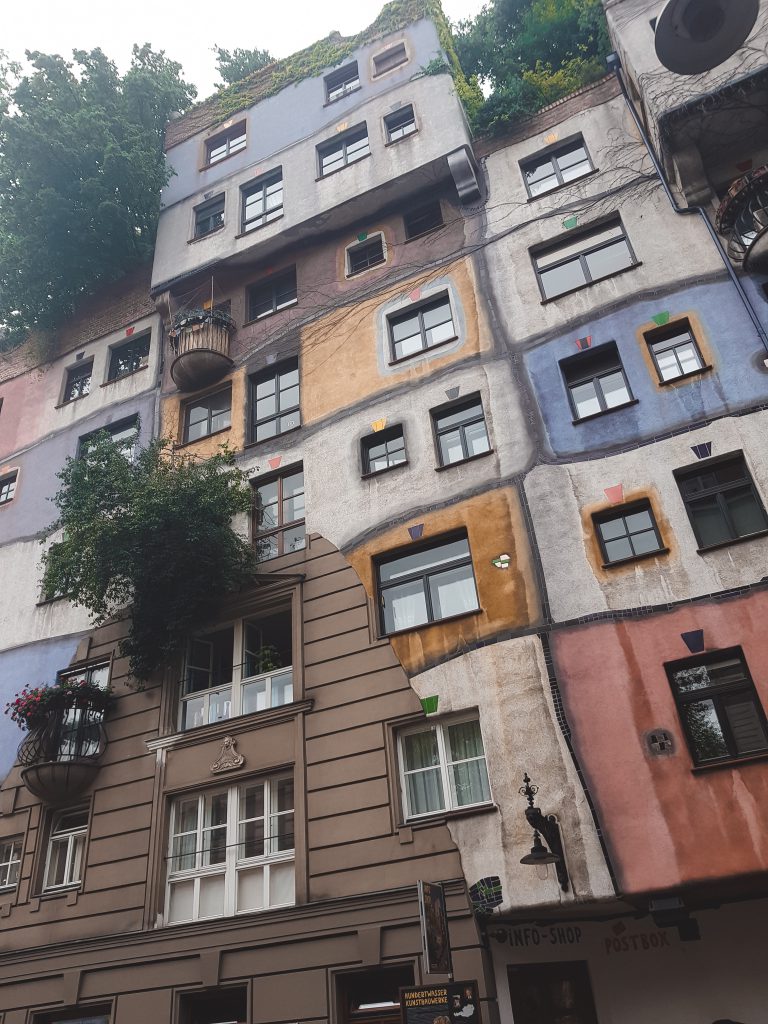 Voorkant Hundertwasserhaus Wenen bezienswaardigheden