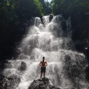 Wouter op waterval Kanto Lampo met achtergrond