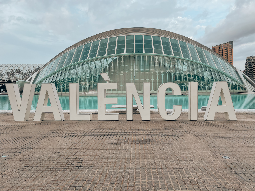Valencia bord voor het beroemdste gebouw van de stad