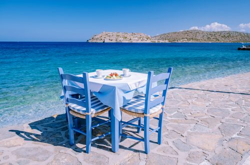 Tafel aan zee in Griekenland